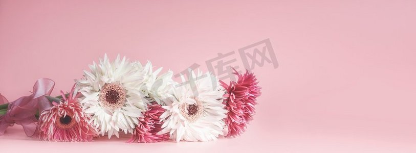 生日模板摄影照片_粉色花卉横幅或带有美丽花束的模板背景