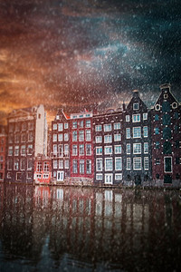 城市下雪摄影照片_阿姆斯特丹是荷兰的首都和最大城市。冬天会下雪。阿姆斯特丹秋天。