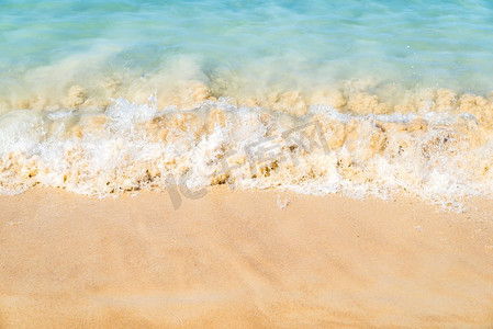 热带白沙滩上的海浪