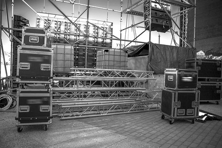 音乐会前的舞台闪耀着探照灯的光束