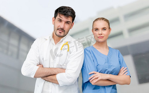 医生在医院办公室和另一个医生一起工作。保健和医疗服务。