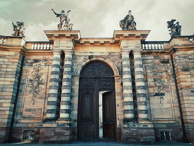 Rohan Palace大门与圆柱作为斯特拉斯堡市考古博物馆，装饰艺术和美术的入口。