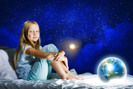 晚安。女孩坐在床上做梦。这张图片的要素由美国宇航局提供