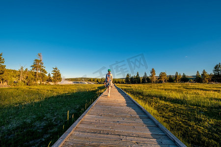 游客在黄石公园徒步旅行。美国怀俄明州黄石国家公园背包徒步旅行的游客