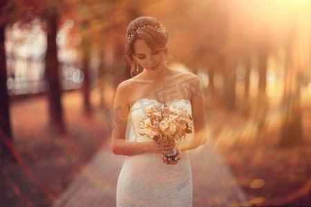 新娘秋园白裙，幸福美满