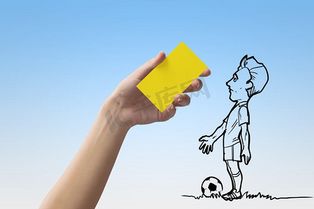 漫画运动员摄影照片_警示卡。足球运动员和人的手被出示黄牌的漫画