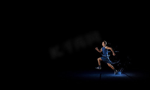 跑步的人在蓝色运动服在黑色背景。全速