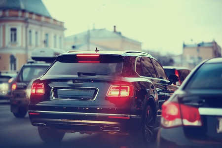 汽车的视图在交通堵塞/风景的后视图从窗口在汽车，道路与汽车，灯和汽车的腿夜视图