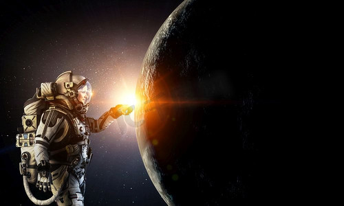 太空中的女宇航员接触到了地球。美国国家航空航天局提供的这张图片的元素。探索外太空。混合介质