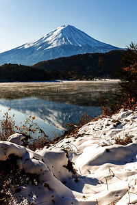 迎战风雪摄影照片_Mt.Mt.日本川口县川口湖深秋的富士风雪