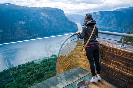 Stegastein眺望挪威美丽的大自然观景台。挪威美丽自然的Stegastein瞭望台观景台。