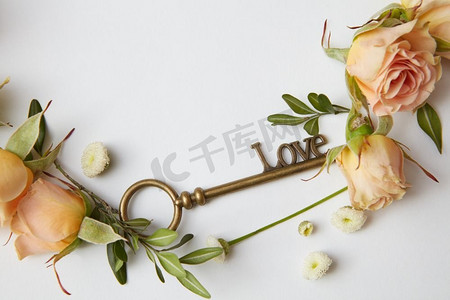 框架与玫瑰和一个键在白色背景与空间的文本。玫瑰花瓣钥匙