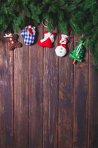 圣诞节复古装饰-蓝色格子布玩具在木桌上与复制空间。圣诞节复古装饰