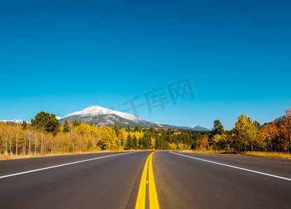 在秋天晴天的公路在科罗拉多州，美国。 