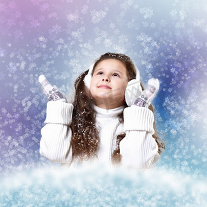 可爱的小女孩在冬天穿着快乐的新年服装