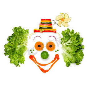 用蔬菜和酱汁做成的快乐小丑的肖像。