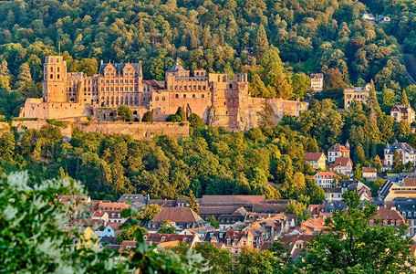 欧式小镇摄影照片_德国巴登-符腾堡州的海德堡小镇，有着古老的卡尔西奥多大桥和内卡河上的城堡