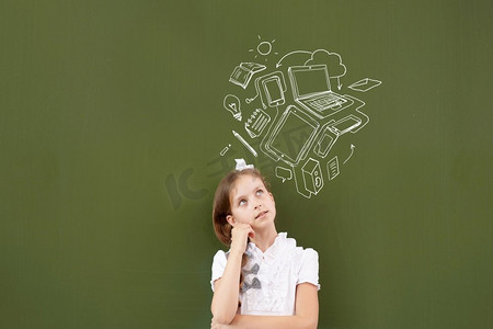电脑天才摄影照片_站在黑板前的学龄期漂亮女孩。回到学校