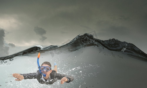 戴着面具的女商人潜水员.