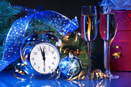 迎接新年摄影照片_新年派对上的几杯香槟。准备好迎接新年的两个香槟酒杯