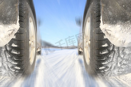 快速车摄影照片_冬季道路的移动速度