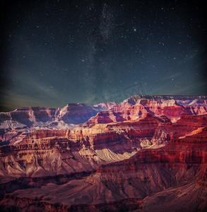 宇宙的星星摄影照片_大峡谷在晚上的灯光下的星星在天空中