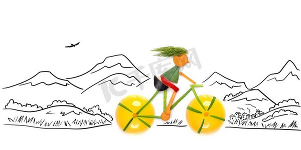 在乡下骑自行车的女骑手形状的水果和蔬菜。