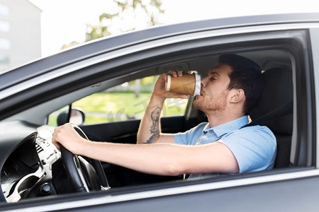 交通工具和驾驶概念—累了困的人或汽车司机与外卖咖啡杯。疲惫的人开车喝咖啡
