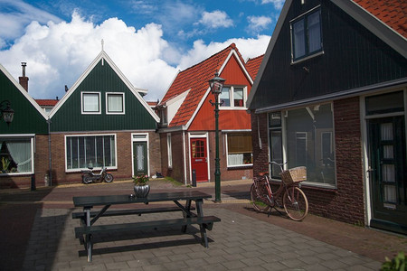 欧式小镇摄影照片_荷兰沃伦达姆小镇的传统民居。荷兰的传统民居