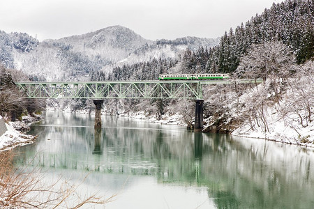铁轨风景摄影照片_冬日风景雪在桥上的训练