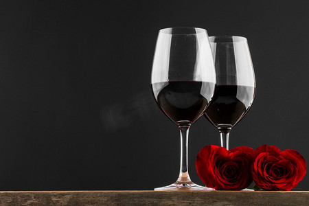 玫瑰和红酒摄影照片_两杯红酒和心形玫瑰，情人节。Wine and Roses