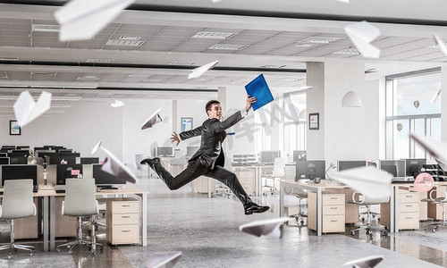 办公室里跳槽的商人。滑稽的跳跃商人在现代3D渲染内部。混合介质