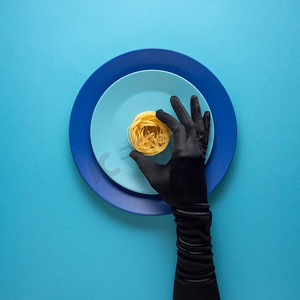 手绘厨房用具创意概念照片，蓝色背景上绘有食物的盘子。