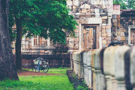 砖摄影照片_泰国用石头历史遗迹建造的寺庙