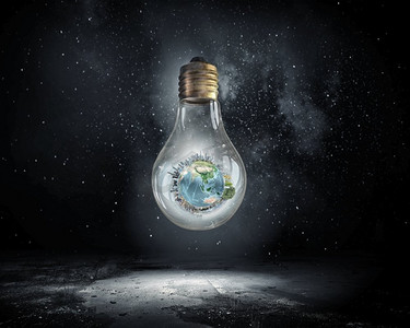 节能理念。灯泡里的地球。这张图片的要素由美国宇航局提供
