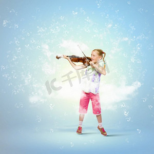 拉小提琴的女孩。在蓝色背景下拉小提琴的可爱女孩形象
