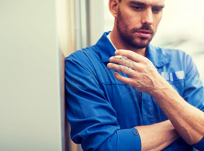 吸烟的男人摄影照片_服务、维修、保养、以人为本--汽车技工吸烟特写。汽车修理工吸烟特写