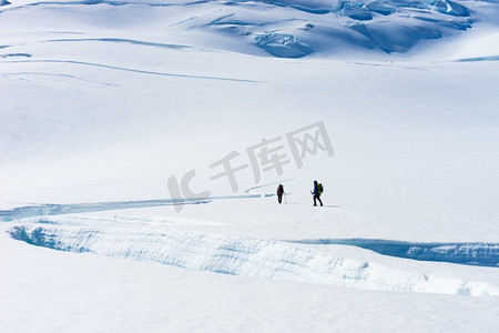 新西兰。在新西兰山区的雪地中行走的一群人