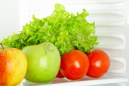 绿色的对摄影照片_冰箱里有新鲜的蔬菜和水果。食品