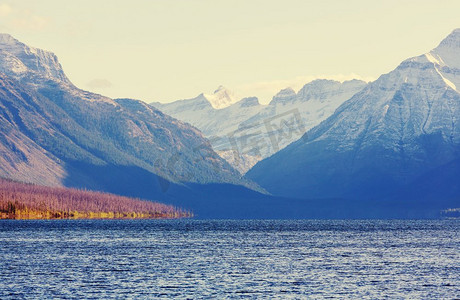 冰川公园美国蒙大拿州冰川国家公园风景如画的岩石山峰