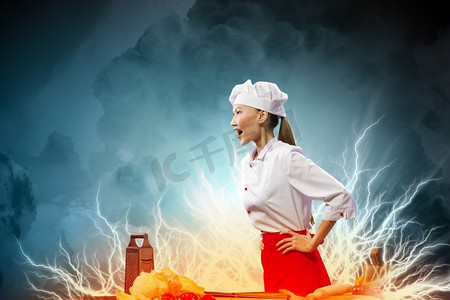 女性生气摄影照片_亚洲女厨师在愤怒。愤怒的亚洲女性厨师反对与闪耀效果的颜色背景