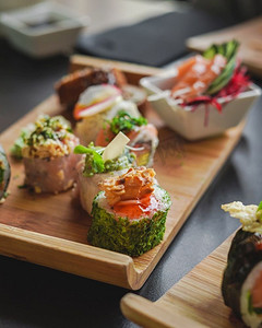 餐厅餐桌上摆着寿司和日本料理