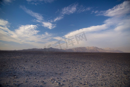 裂痕摄影照片_纳斯卡沙漠中的安第斯山脉。秘鲁。地球上最热的地方之一。
