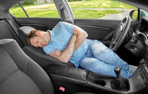 交通、休息和驾驶概念-疲惫的人或司机睡在车里。疲惫的人或睡在车里的司机