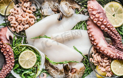 海鲜背景与生海鲜和柠檬片，顶视图。海鲜购物组合。健康食品