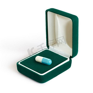 一个珠宝盒的创造性的概念照片与药丸在白色背景.