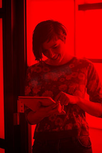 一位穿着休闲时髦服装的年轻女商人在现代创业公司商务办公室内部的平板电脑上工作