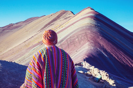 华丽场景摄影照片_秘鲁库斯科地区的维尼昆卡徒步旅行场景。蒙塔纳·德·锡特·彩色，彩虹山。