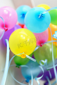 彩色漂浮气球摄影照片_聚会上的一堆漂浮的彩色气球和绳子