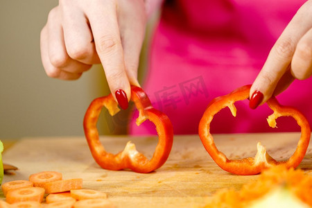 展示切片红椒圈的女人